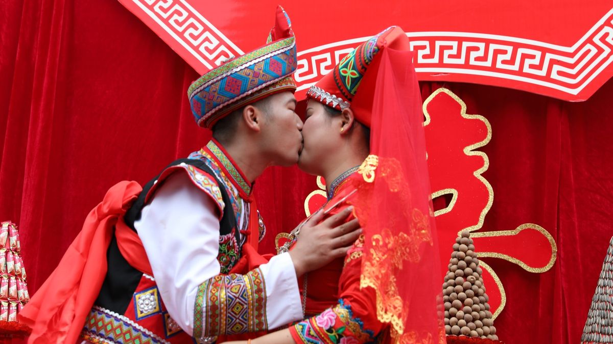 Lidí ubývá. Čínu trápí fenomén „vdané oslice“